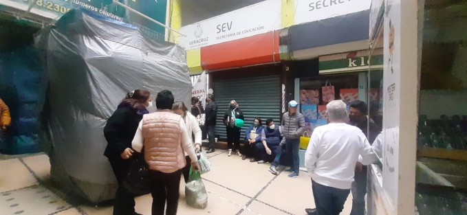 Profesores adheridos al Sindicato Magisterial Veracruzano (SMV) se manifestaron y tomaron las instalaciones de la Dirección General de Bachillerato (DGB) la mañana de este jueves 24 de marzo, demandando la destitución de Jesús Rodríguez, director de la Escuela de Bachilleres Artes y Oficios de Córdoba, por acoso sexual contra una compañera.