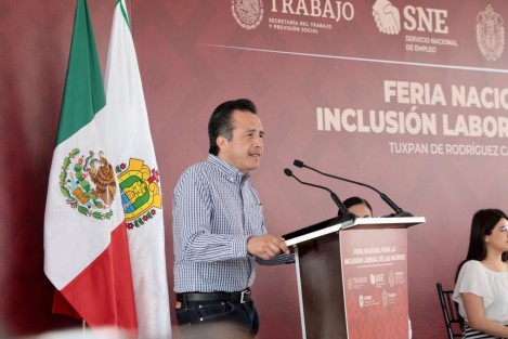 Destacó el esfuerzo de todos los órdenes de gobierno por que los empresarios se sientan motivados en su inversión, principalmente los prestadores de servicios turísticos, teniendo la seguridad de que funcionará todo a lo que apuesten y reiterando el cariño a los tuxpeños.