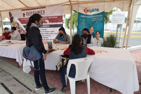 En el evento de este jueves participan alrededor de 40 empresas que ofrecen más de 380 vacantes con sueldos de 5 mil 300 a 15 mil pesos mensuales; asistieron la directora general del SNEVER, Yoshadara Landa Vázquez; el alcalde José Manuel Pozos Castro; la presidenta de la Asociación de Hoteles y Moteles de Tuxpan y la Huasteca, Estela López Sánchez, y el empresario Ricardo Lara Hernández.