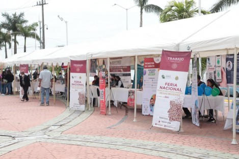 En el evento de este jueves participan alrededor de 40 empresas que ofrecen más de 380 vacantes con sueldos de 5 mil 300 a 15 mil pesos mensuales; asistieron la directora general del SNEVER, Yoshadara Landa Vázquez; el alcalde José Manuel Pozos Castro; la presidenta de la Asociación de Hoteles y Moteles de Tuxpan y la Huasteca, Estela López Sánchez, y el empresario Ricardo Lara Hernández.
