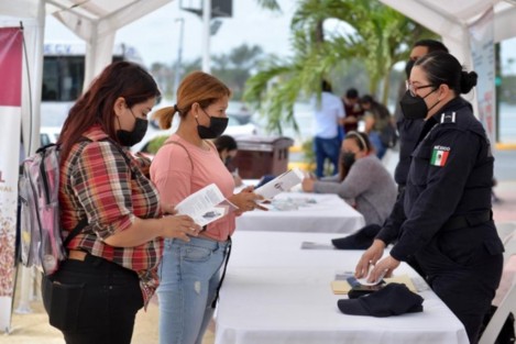 En el evento de este jueves participan alrededor de 40 empresas que ofrecen más de 380 vacantes con sueldos de 5 mil 300 a 15 mil pesos mensuales; asistieron la directora general del SNEVER, Yoshadara Landa Vázquez; el alcalde José Manuel Pozos Castro; la presidenta de la Asociación de Hoteles y Moteles de Tuxpan y la Huasteca, Estela López Sánchez, y el empresario Ricardo Lara Hernández.
