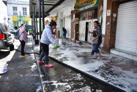 Para prevenir la proliferación del Coronavirus SARS-CoV-2 y brindar a la ciudadanía espacios seguros para el comercio, funcionarios municipales, en coordinación con locatarios del mercado Alcalde y García (San José), realizaron labores de limpieza y desinfección en las instalaciones de este centro abasto. 