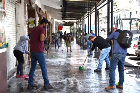 Para prevenir la proliferación del Coronavirus SARS-CoV-2 y brindar a la ciudadanía espacios seguros para el comercio, funcionarios municipales, en coordinación con locatarios del mercado Alcalde y García (San José), realizaron labores de limpieza y desinfección en las instalaciones de este centro abasto. 