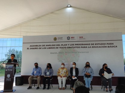 Este día en la Ciudad de Poza Rica, Ver,  en el Instituto Tecnológico Superior de Poza Rica, (ITSPR), se llevó a cabo la   Asamblea  de  Análisis  del  Plan  y  los Programas  de  estudio  para  el  diseño  de  los Libros  de  Texto  Gratuitos  para  la Educación Básica,  en representación del Secretario General del Sindicato Magisterial del Estado de Veracruz (SIMEV) Mario A. Chama Díaz, la maestra, Maricruz Hernández Morales representante de la Zona Norte del Estado de esta organización sindical.