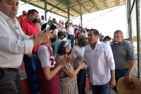  Con miles de usuarios del servicio de luz, el diputado federal, Sergio Gutiérrez Luna, compartió que la Reforma Eléctrica es la ruta para alcanzar tarifas justas.