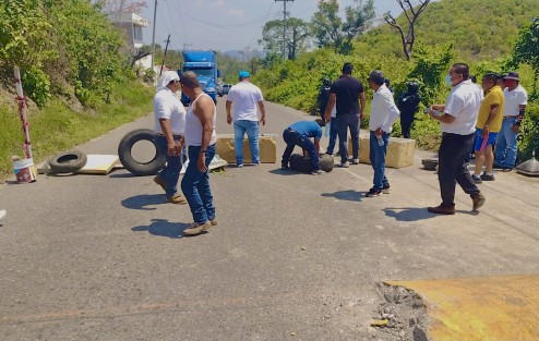 Automovilistas particulars y taxistas, realizaron un bloqueo en la ampliación de la Avenida Venustiano Carranza, que conecta con el libramiento de la ciudad de Papantla, protestar por la construcción de reductores de velocidad, por parte de un particular.

