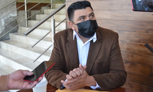 El Regidor Único del Ayuntamiento de Ayahualulco,  Iván Edilberto Munguía Vargas, dijo que en el cabildo hay renuencia a que las sesiones sean públicas. Además reiteró su queja porque no le ha devuelto la comisión de Hacienda. 