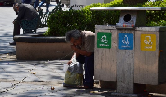 La falta de oportunidades para la gente mayor de 35 años es palpable en la falta de empleo. En la gráfica un hombre llora al escuchar una canción que toca un músico del parque Juárez, y al preguntarle si estaba bien, comentó que ya se cansó de buscar trabajo y no encontrar.  