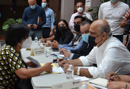 El alcalde de Xalapa, Ricardo Ahued Bardahuil, invitó a los ambientalistas de la Capital a que se acerquen a su administración para conocer las denuncias y propuestas que tienen y así darles seguimiento y la atención debida. Este martes llevó a cabo en el patio central de Palacio Municipal, audiencias públicas. 