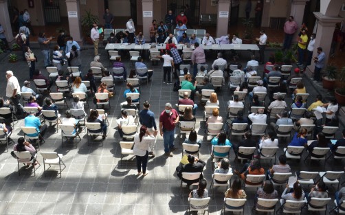 El alcalde de Xalapa, Ricardo Ahued Bardahuil, invitó a los ambientalistas de la Capital a que se acerquen a su administración para conocer las denuncias y propuestas que tienen y así darles seguimiento y la atención debida. Este martes llevó a cabo en el patio central de Palacio Municipal, audiencias públicas. 