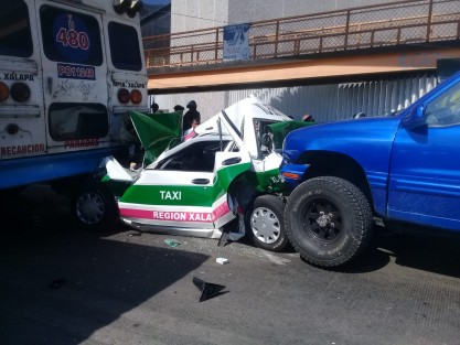 Un aparatoso accidente se registró este miércoles en la avenida Lázaro Cárdenas, frente al Palacio de Justicia, cuando un taxi quedó prensado por un autobús de pasajeros y una camioneta particular. Afortunadamente la unidad de alquiler no llevaba pasajeros y los daños sólo fueron materiales. 