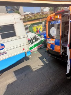 Un aparatoso accidente se registró este miércoles en la avenida Lázaro Cárdenas, frente al Palacio de Justicia, cuando un taxi quedó prensado por un autobús de pasajeros y una camioneta particular. Afortunadamente la unidad de alquiler no llevaba pasajeros y los daños sólo fueron materiales. 