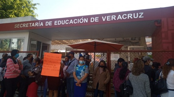 Mientras el titular de la SEV jugaba al Master Chef en el Kaná,  padres de alumnos de la escuela Sor Juana Inés de la Cruz, de Altotonga, protestaron en oficinas centrales en demanda de un maestro, pues los estudiantes llevan 6 meses sin clases.