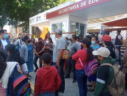 Mientras el titular de la SEV jugaba al Master Chef en el Kaná,  padres de alumnos de la escuela Sor Juana Inés de la Cruz, de Altotonga, protestaron en oficinas centrales en demanda de un maestro, pues los estudiantes llevan 6 meses sin clases.