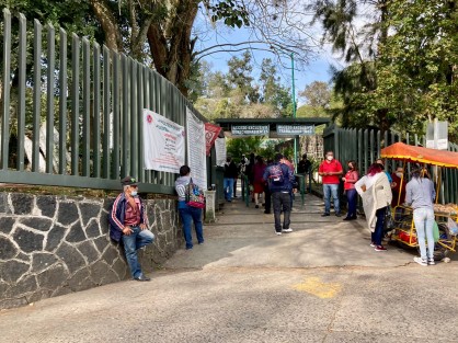 Familiares de internos en la clínica 11 del IMSS, denunciaron el tedioso proceso que padecen para poder donar sangre a sus enfermos; que los hace esperar por horas para hacerlo, o ser trasladados hasta Veracruz con ese fin. 