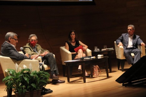Cuauhtémoc Cárdenas Solórzano presentó en la Sala Tlaqná su libro <em>Por una democracia progresista</em>, que fue comentado por Dora Cecilia Sánchez Hidalgo y Juan Ortiz Escamilla, investigadores de la UV, así como por Ramón Carlos Torres Flores, economista de la UNAM.