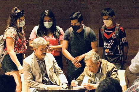 Entrevistado al término de la presentación de su libro <em>Por Una Democracia Progresista</em>, en la Universidad Veracruzana, Cárdenas Solórzano compartió su visión sobre el México del siglo XX y hacia dónde va el del XXI, y cómo ha avanzado a lo largo de los años en su historia política.