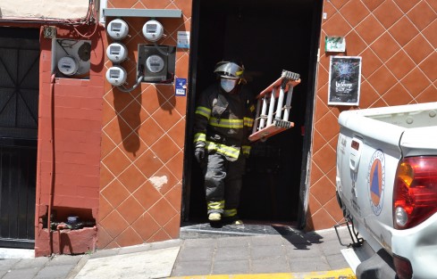Una fuga de gas en un restaurante del Callejón de Rojas, a un costado del Palacio Municipal de Xalapa, provocó el desalojo de negocios y  oficinas aledañas, la mañana de este jueves.  