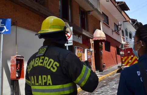 Una fuga de gas en un restaurante del Callejón de Rojas, a un costado del Palacio Municipal de Xalapa, provocó el desalojo de negocios y  oficinas aledañas, la mañana de este jueves.  