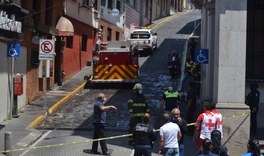 Una fuga de gas en un restaurante del Callejón de Rojas, a un costado del Palacio Municipal de Xalapa, provocó el desalojo de negocios y  oficinas aledañas, la mañana de este jueves.  