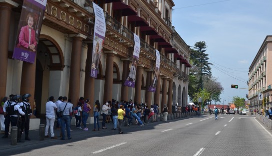 Aunque por el incidente se cerró toda la avenida Enríquez, los desalojados permanecieron en la zona.  