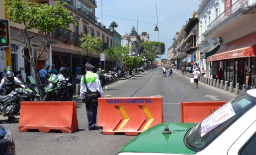 Aunque por el incidente se cerró toda la avenida Enríquez, los desalojados permanecieron en la zona.  