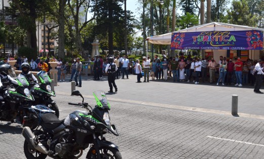 Aunque por el incidente se cerró toda la avenida Enríquez, los desalojados permanecieron en la zona.  