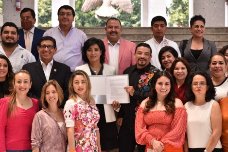 El presidente de la Junta de Coordinación Política (Jucopo) de la LXVI Legislatura, diputado Juan Javier Gómez Cazarín, recibió de la Red Nacional de Mujeres Defensoras de la Paridad en Todo, Capítulo Veracruz, el Protocolo de Prevención, Actuación y Seguimiento Frente a Casos de Violencia, Hostigamiento y Acoso Sexual y Laboral en el Poder Legislativo del Estado de Veracruz.

