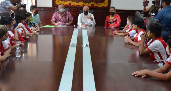 16 niños pertenecientes al equipo de fútbol, Elite Xalapa X, visitaron al alcalde Ricardo Ahued Bardahuil  para solicitarle apoyo  y poder viajar al municipio de Boca del Río a compettir en un torneo estatal.