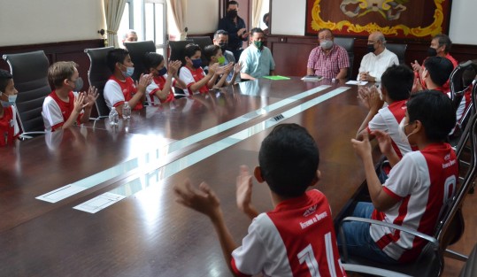 16 niños pertenecientes al equipo de fútbol, Elite Xalapa X, visitaron al alcalde Ricardo Ahued Bardahuil  para solicitarle apoyo  y poder viajar al municipio de Boca del Río a compettir en un torneo estatal.
