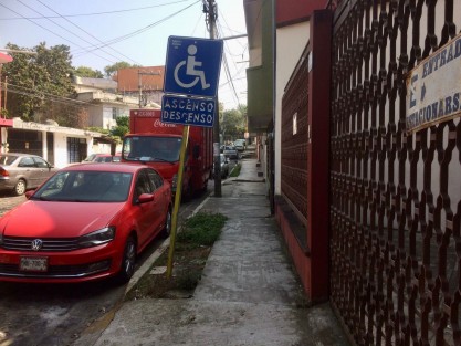 Madres de menores con autismo y discapacidad intelectual denunciaron que personal de los Servicios de Salud de Veracruz invaden los espacios de estacionamiento destinados a este sector afuera de la escuela especial Crece, ubicada sobre la calle Hernán Cortés número 306 de la colonia 2 de Abril, en esta ciudad de Xalapa. 