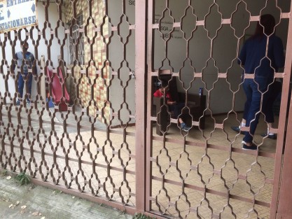 Madres de menores con autismo y discapacidad intelectual denunciaron que personal de los Servicios de Salud de Veracruz invaden los espacios de estacionamiento destinados a este sector afuera de la escuela especial Crece, ubicada sobre la calle Hernán Cortés número 306 de la colonia 2 de Abril, en esta ciudad de Xalapa. 
