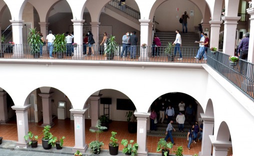 Un nuevo desalojo del Palacio Municipal de Xalapa y edificios aledaños, se tuvo que realizar aproximadamente a las 14:30 horas de este viernes, debido a un intenso olor a gas.  