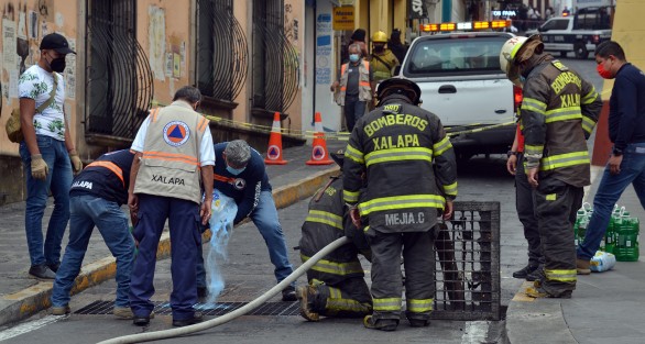 Personal de Bomberos y Protección Civil acudieron al lugar, y determinaron que el olor estaba acumulado en el drenaje, y que su nivel en ningún momento representó un riesgo de explosión.