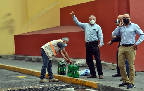 El Cuerpo de Bomberos de Xalapa, personal de la Dirección de Protección Civil Municipal lavaron el drenaje pluvial en la calle Revolución para descartar residuos de petrolato u otras sustancias, empleando 30 mil litros de agua, así como jabón, cloro y material de limpieza.


