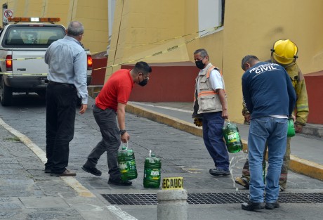 El Cuerpo de Bomberos de Xalapa, personal de la Dirección de Protección Civil Municipal lavaron el drenaje pluvial en la calle Revolución para descartar residuos de petrolato u otras sustancias, empleando 30 mil litros de agua, así como jabón, cloro y material de limpieza.


