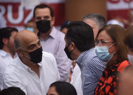 El gobernador Cuitláhuac García Jiménez, acompañado del alcalde de Xalapa, Ricardo Ahued Bardahuil; la secretaria de Energía, Rocío Nahle;  y del titular de la Seguridad Pública Estatal, Hugo Gutiérrez Maldonado, asistieron a la marcha que promociona el ejercicio de revocación de mandato.