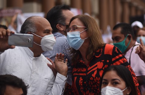 El gobernador Cuitláhuac García Jiménez, acompañado del alcalde de Xalapa, Ricardo Ahued Bardahuil; la secretaria de Energía, Rocío Nahle;  y del titular de la Seguridad Pública Estatal, Hugo Gutiérrez Maldonado, asistieron a la marcha que promociona el ejercicio de revocación de mandato.