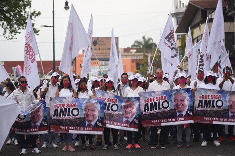 El gobernador Cuitláhuac García Jiménez, acompañado del alcalde de Xalapa, Ricardo Ahued Bardahuil; la secretaria de Energía, Rocío Nahle;  y del titular de la Seguridad Pública Estatal, Hugo Gutiérrez Maldonado, asistieron a la marcha que promociona el ejercicio de revocación de mandato.
