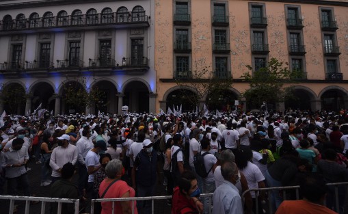 Así lució la mega concentración para Que Siga AMLO,  en la Plaza Lerdo de Xalapa. 