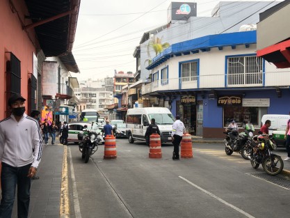 Cierre de calles, así como el arribo de autobuses de pasajeros en el Centro de Xalapa, para la concentración en apoyo a Que Siga AMLO, de este sábado.  