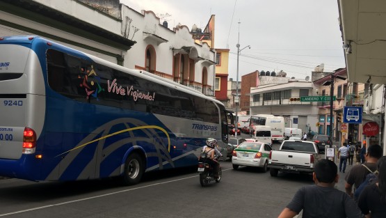 Cierre de calles, así como el arribo de autobuses de pasajeros en el Centro de Xalapa, para la concentración en apoyo a Que Siga AMLO, de este sábado.  