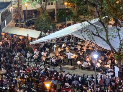 Con éxito se presentó la Orquesta Sinfónica de Xalapa en el barrio de Xallitic la tarde noche de este sábado.  La propia OSX calculó una audiencia de 3 mil personas.