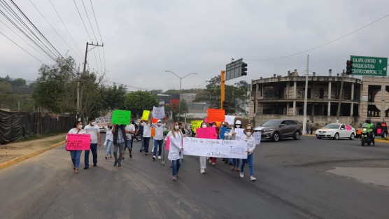 Un grupo de médicos se manifestó en las instalaciones del Poder Judicial de la Federación (PJF) en la ciudad de Xalapa, para exigir justicia y libertad de Janeth Michell señalada de homicidio culposo.