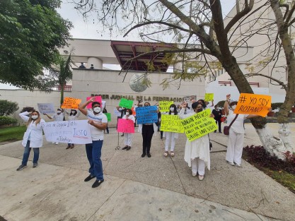 Un grupo de médicos se manifestó en las instalaciones del Poder Judicial de la Federación (PJF) en la ciudad de Xalapa, para exigir justicia y libertad de Janeth Michell señalada de homicidio culposo.