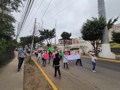 Un grupo de médicos se manifestó en las instalaciones del Poder Judicial de la Federación (PJF) en la ciudad de Xalapa, para exigir justicia y libertad de Janeth Michell señalada de homicidio culposo.