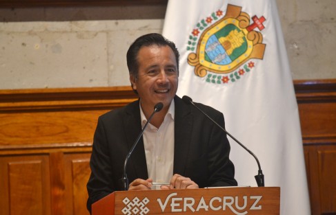 La Macro Feria Infantil Aprendo a Cuidarme ha tenido buena recepción y la asistencia; este domingo rompió récord con mil 725 asistentes, dijo el gobernador Cuitláhuac García Jiménez, quien volvió a invitar a los niños para que no dejen de asistir a este magno evento, y pidió a los padres que lleven a sus hijos.