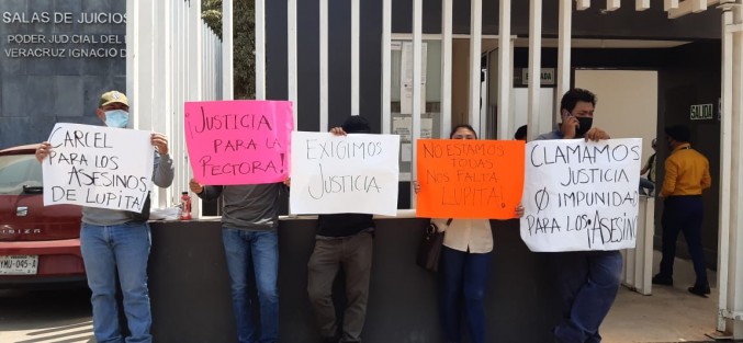Nueve personas protestaron afuera del penal de Pacho Viejo, municipio de Coatepec, para exigir justicia por el asesinato de María Guadalupe Martínez Aguilar, rectora de la Universidad Valladolid, el 29 de junio de 2020. 
