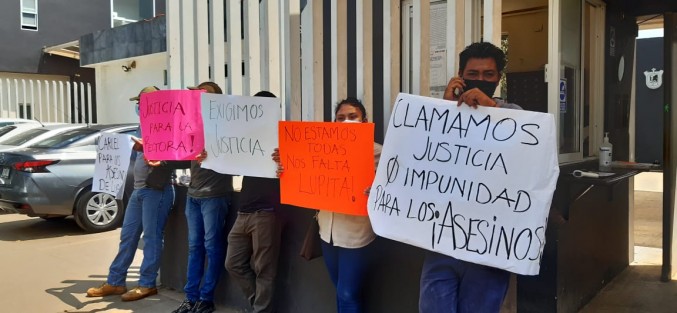 Nueve personas protestaron afuera del penal de Pacho Viejo, municipio de Coatepec, para exigir justicia por el asesinato de María Guadalupe Martínez Aguilar, rectora de la Universidad Valladolid, el 29 de junio de 2020. 