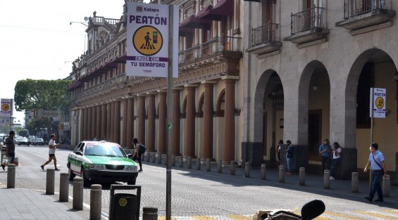 En calles principales del centro de Xalapa se renovaron las señales viales con los logos y colores del actual administración municipal.